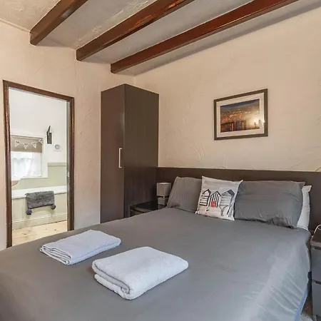 Entire 2 Bedroom In