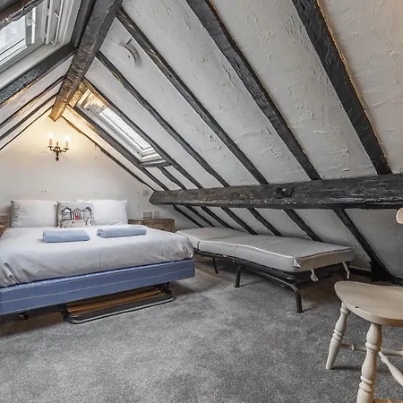 Entire 2 Bedroom In Prázdninový dům *