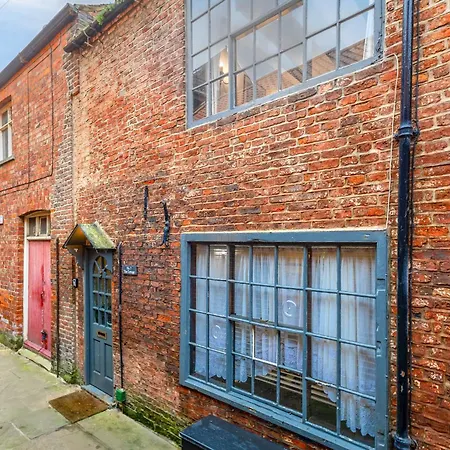 Entire 2 Bedroom In *