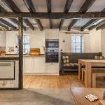 Entire 2 Bedroom In * Whitby