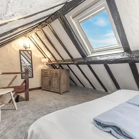 Entire 2 Bedroom In Whitby