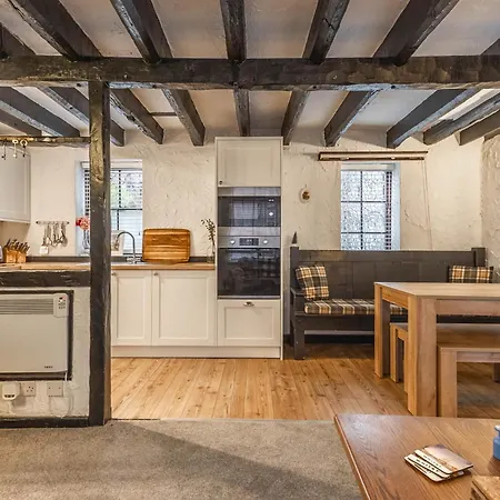 Entire 2 Bedroom In * Whitby