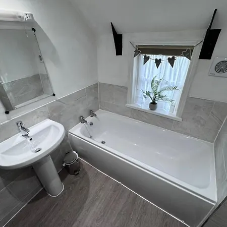 Dom wakacyjny Entire 2 Bedroom In *