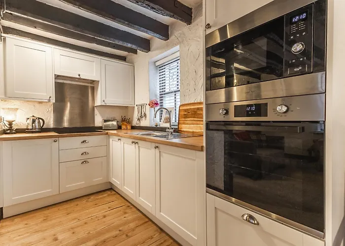 Entire 2 Bedroom In * Уитби