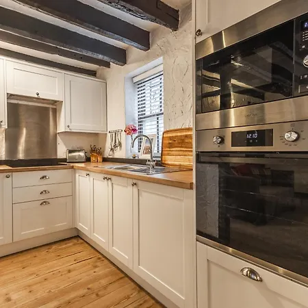 Entire 2 Bedroom In * Whitby